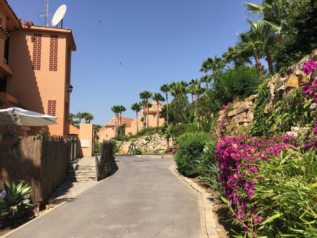 2236-Lovely Groundfloor With Pool View Casares Eksteriør bilde